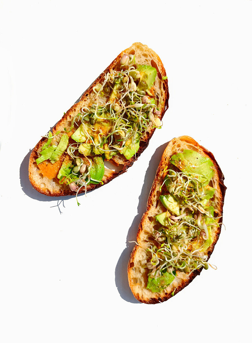 Belegtes Brot mit Avocado und Sprossen