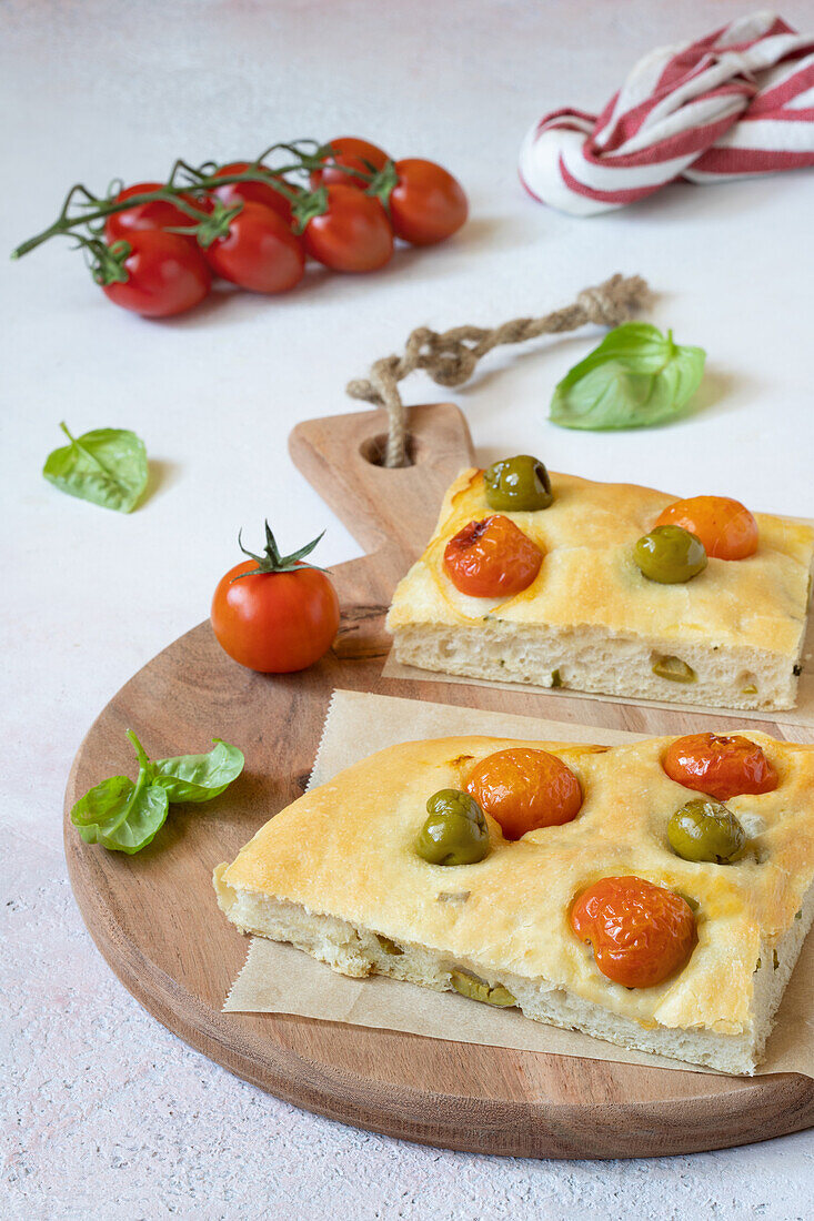 Focaccia mit Kirschtomaten, Oliven und aromatischen Kräutern