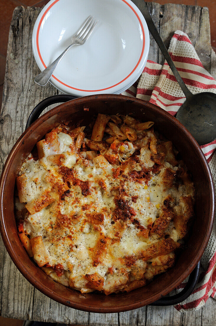 Baked penne pasta with mozarella cheese and meat ragu