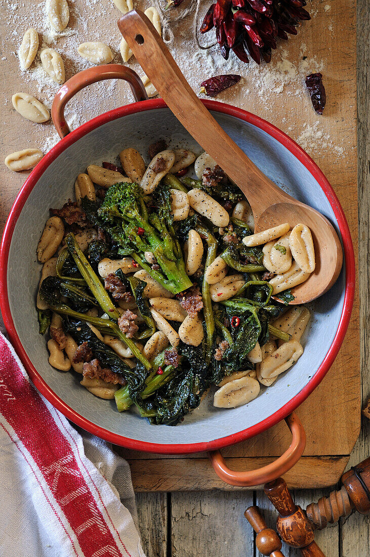 Hausgemachte Orecchiette-Nudeln mit Broccolini