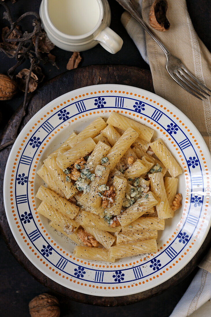 Tortiglioni with blue cheese and walnuts