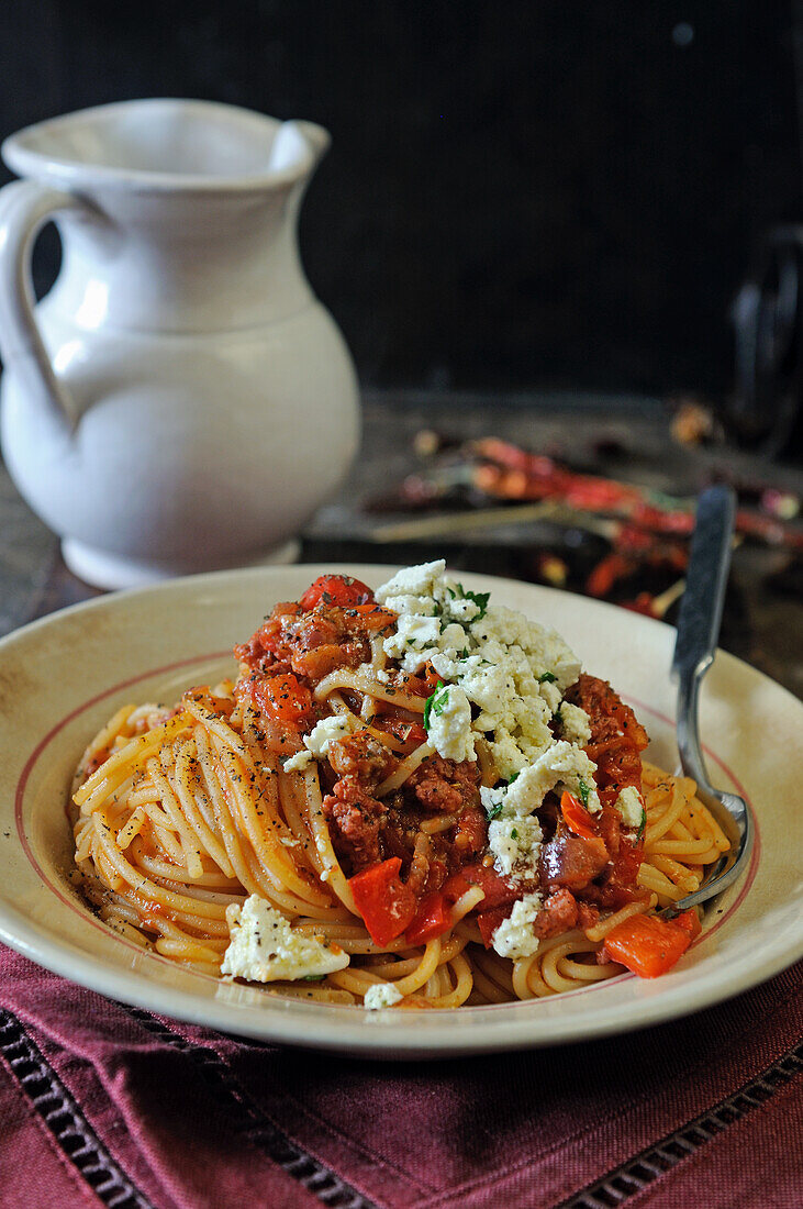 Spaghetti mit Sauce Bolognese und Ricotta