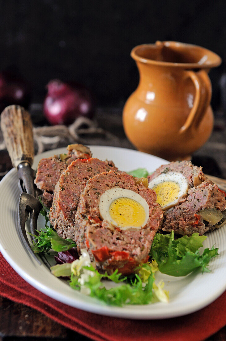 Italienischer Hackbraten gefüllt mit gekochtem Ei