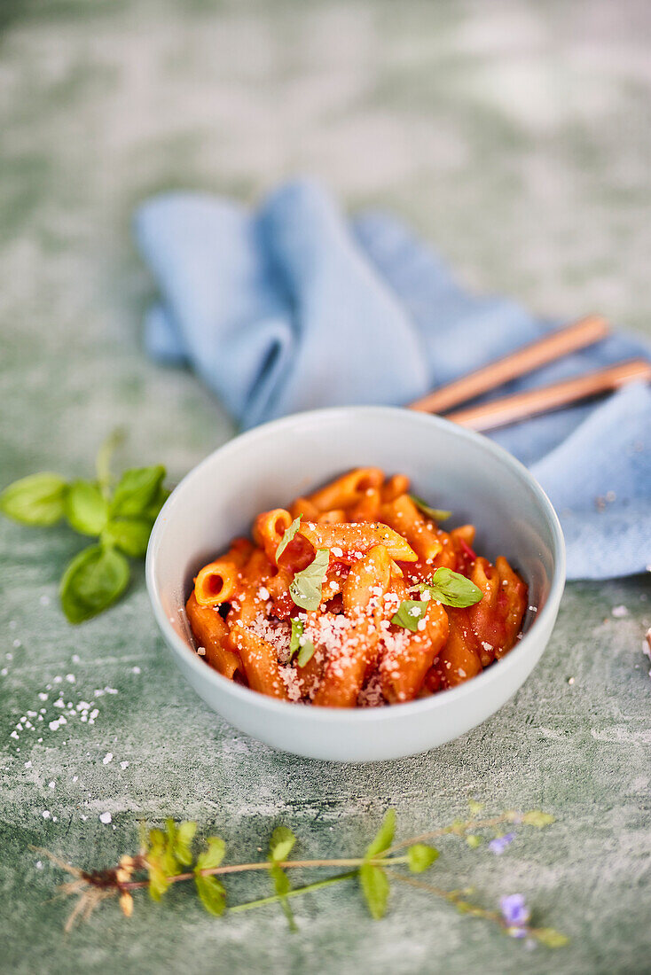 Penne mit Tomatensauce und Knoblauch