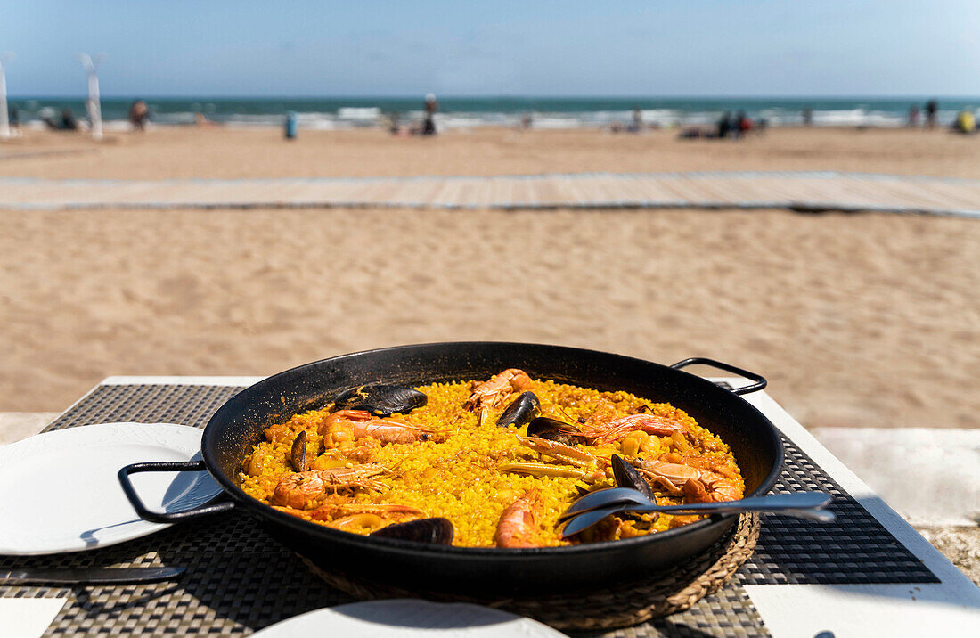 Paella am Strand von Valencia (Spanien)