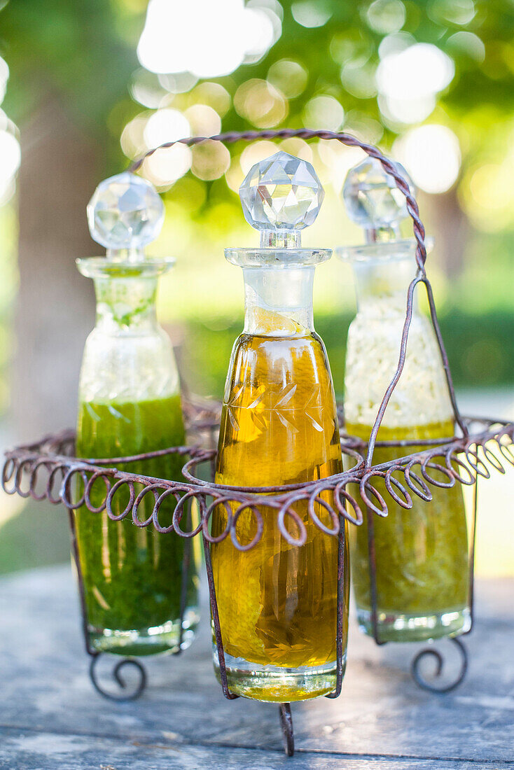 Menage mit Olivenöl, Vinaigrette und Kräuterdressing