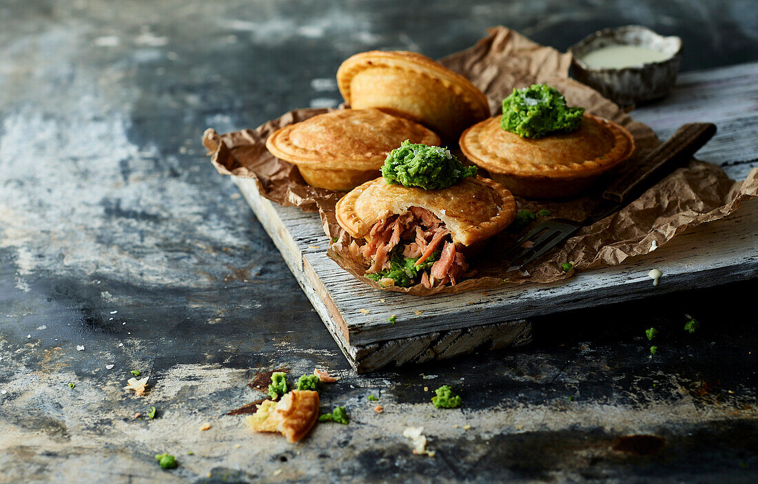 Kleine Pies mit geräucherter Meerforelle und Wasabi