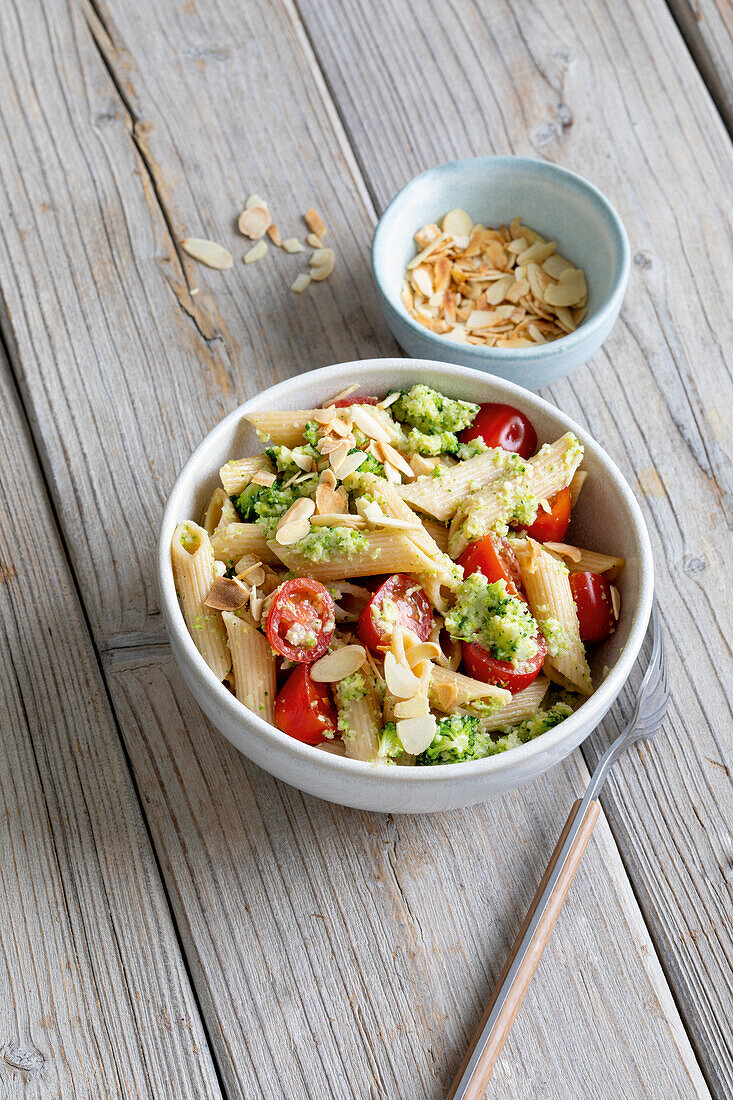 Penne à la broccolini, with almond flakes