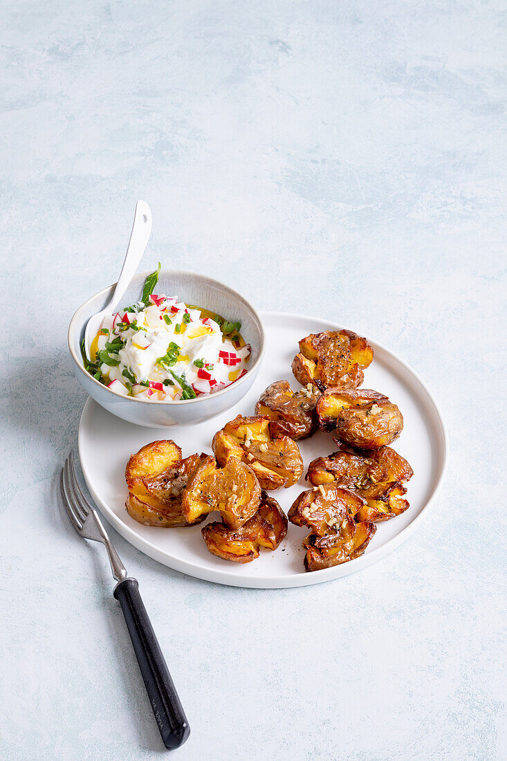 Smashed potatoes with herb-quark dip