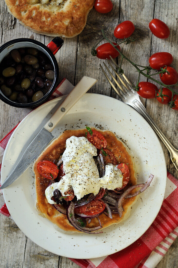 Mini-Focaccia mit Tomaten, Zwiebeln und Mozzarella (Italien)