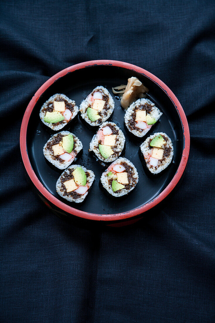 Maki-Sushi mit Avocado, Krebsfleisch und Omelett