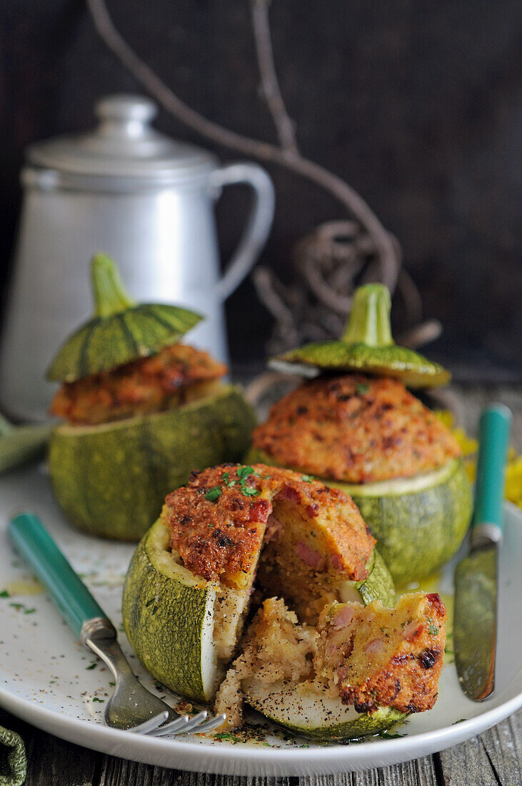 Runde Zucchini mit Parmesanfüllung aus dem Ofen