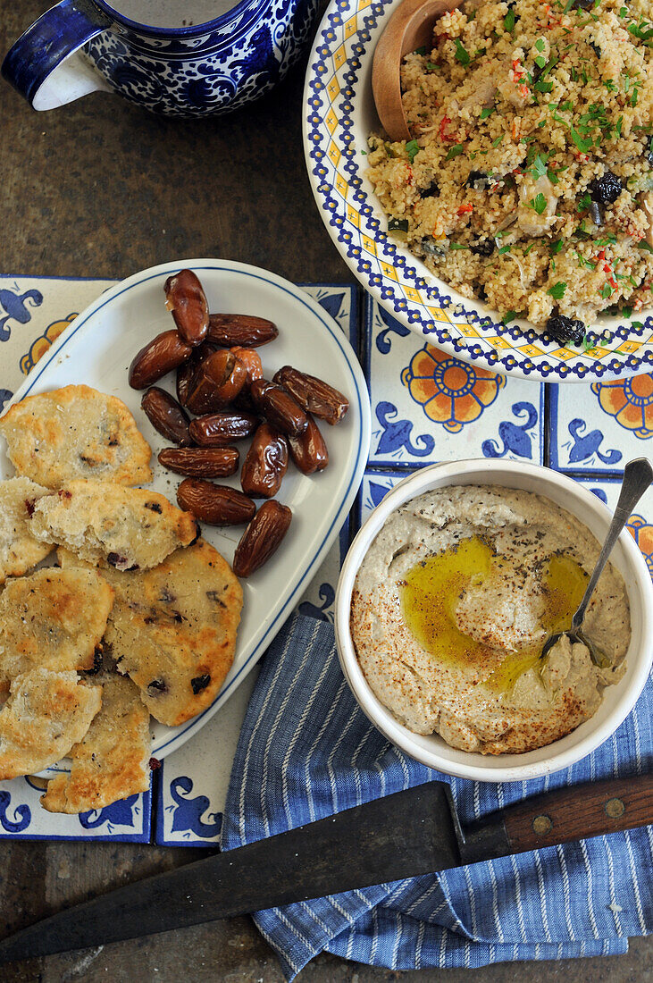 Couscous mit Hummus, Fladenbrot und Datteln