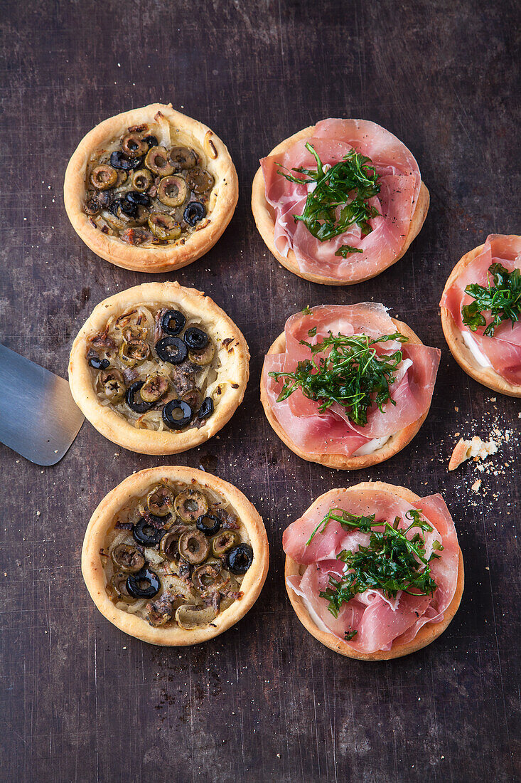 Blätterteigtartelettes mit Oliven und mit Parmaschinken