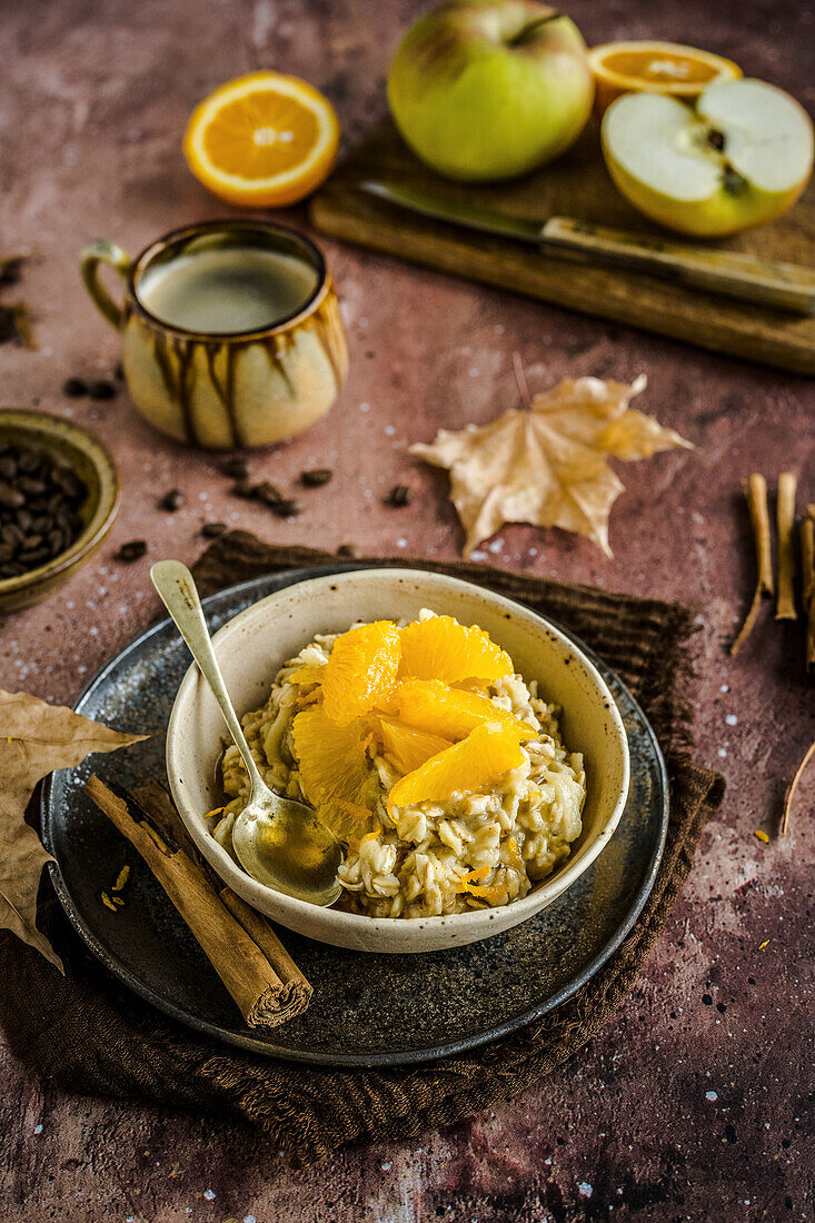 Herbstliche Haferflocken mit Zimt, Äpfeln und Orange