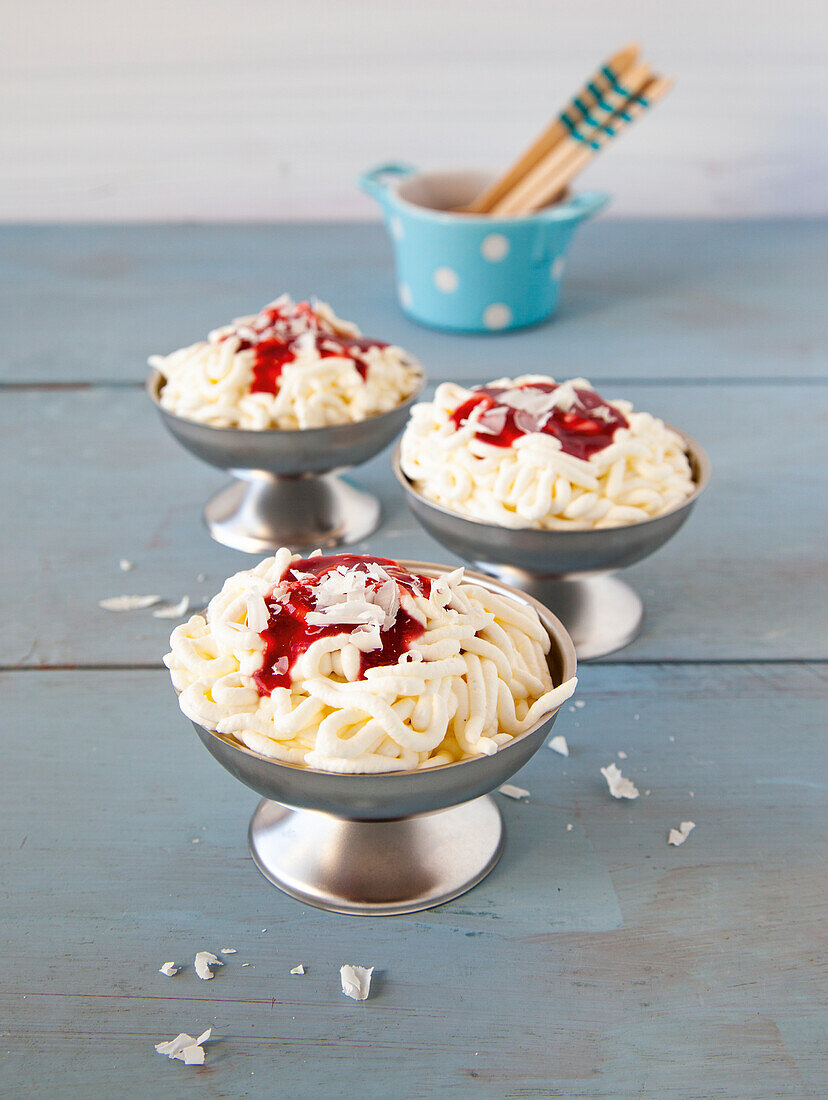 Spaghetti-Creme mit Erdbeersauce