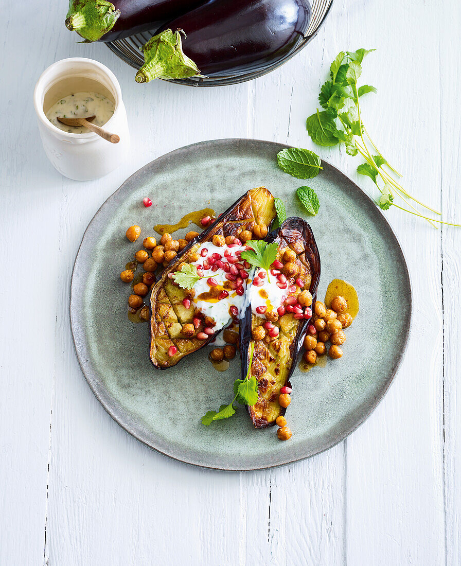 Gebackene Auberginen mit Granatapfel und Kichererbsen