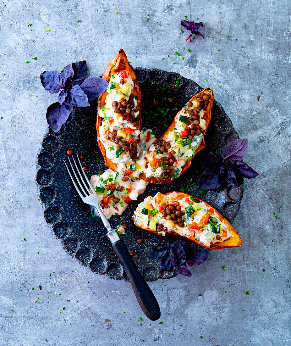 Baked sweet potatoes with curd cheese, lentils and vegetables