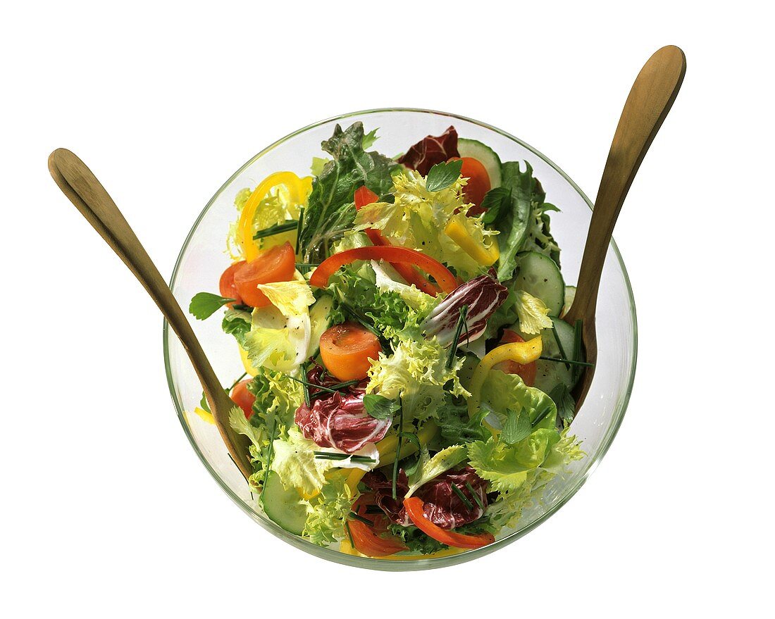 Gemischter Salat mit Holzbesteck in Glasschüssel (von oben)