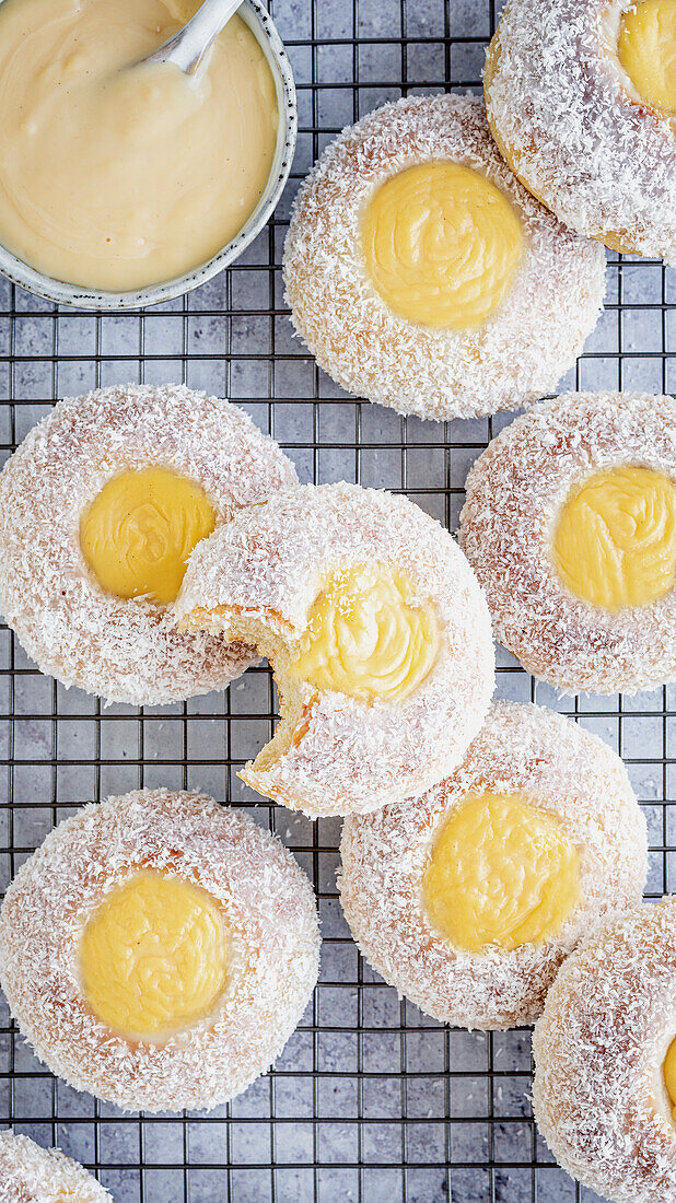 Skoleboller (Norwegian yeast pastry with vanilla cream)