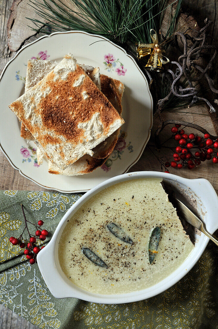 Hausgemachte Terrine mit Melba-Toast zu Weihnachten