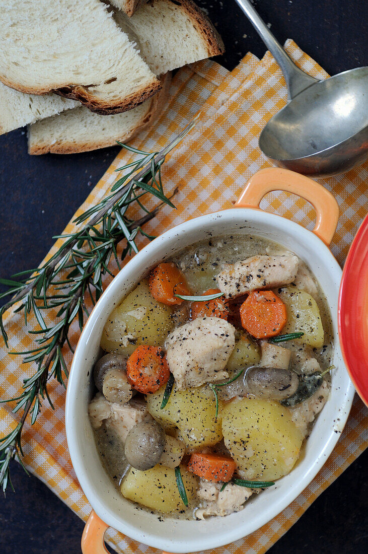 Hühncheneintopf mit Kartoffeln, Karotten und Pilzen