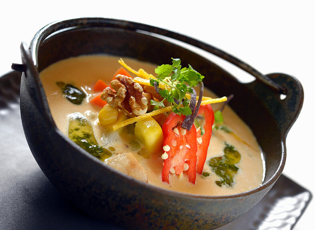 Thai-Hühnersuppe mit Chili und Nüssen