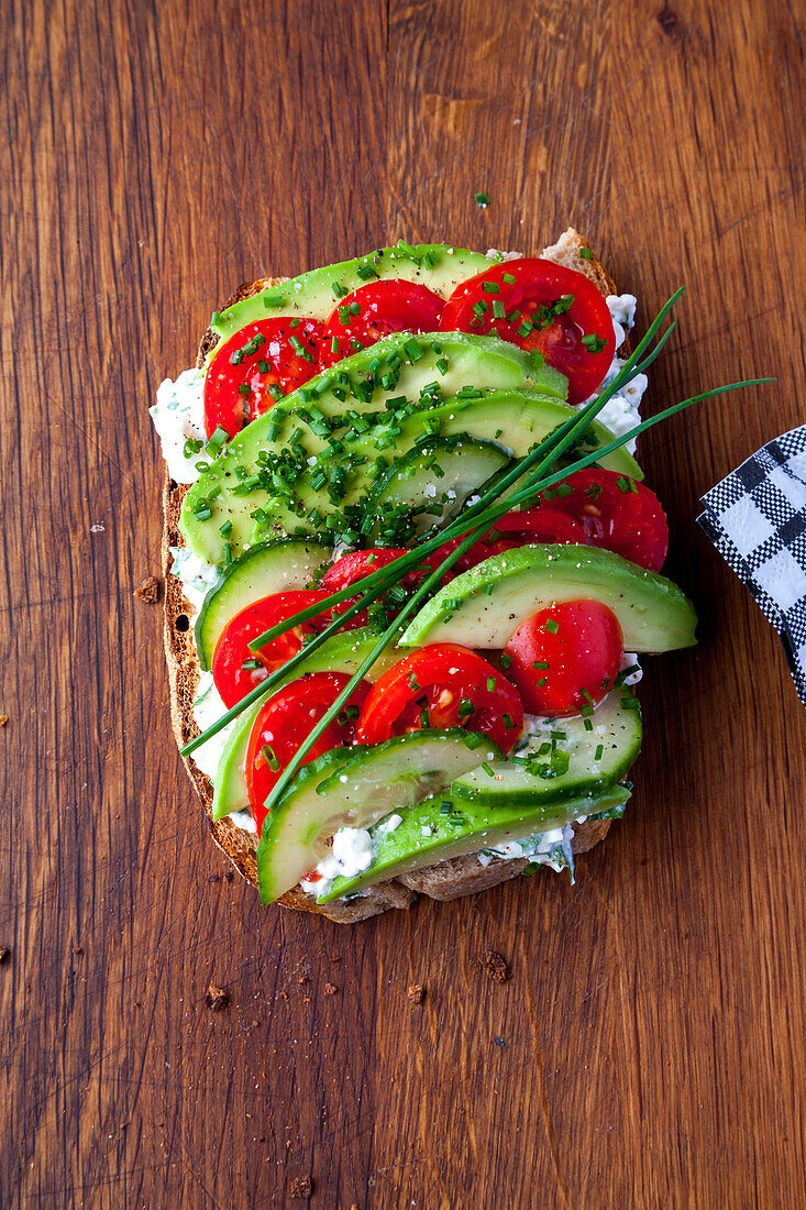 Sandwiche with curd cheese, avocado, tomatoes and chives