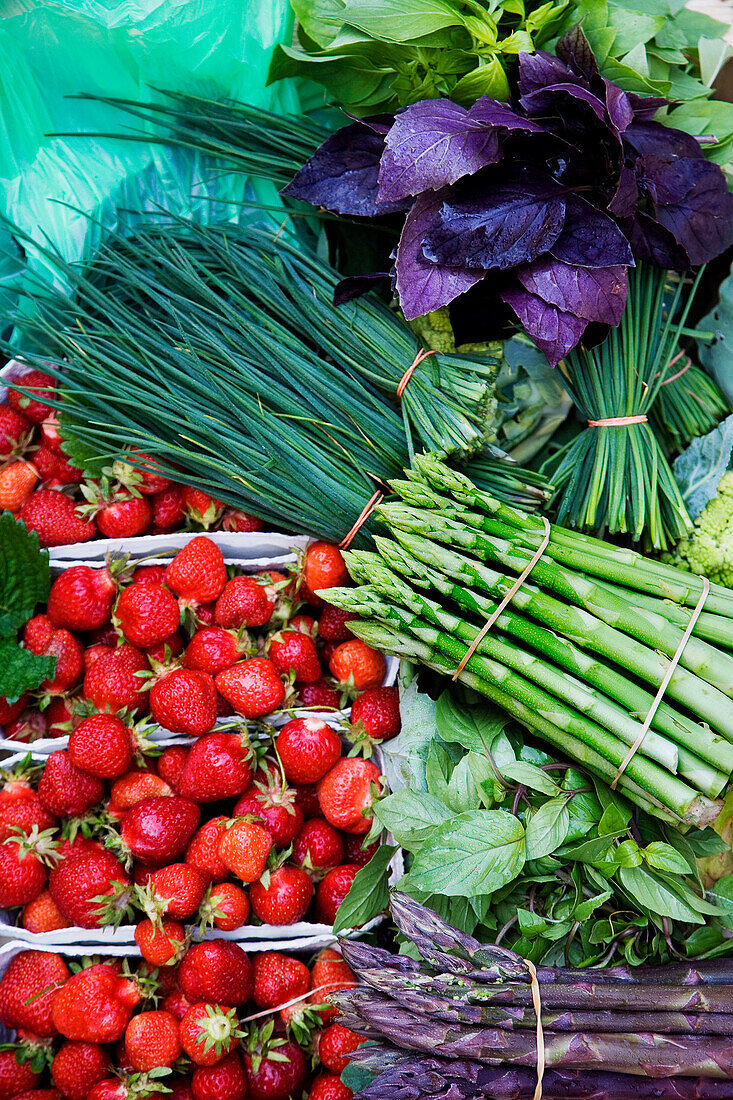 Frische Erdbeeren, Gemüse und Kräuter