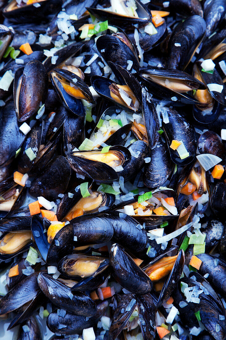 Cooked mussels with leek and carrots