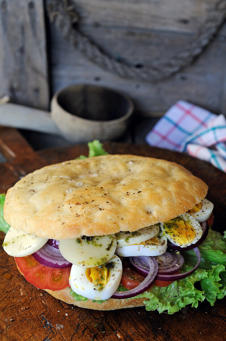 Focaccia-Sandwich mit Eiern, Tomaten und Zwiebeln