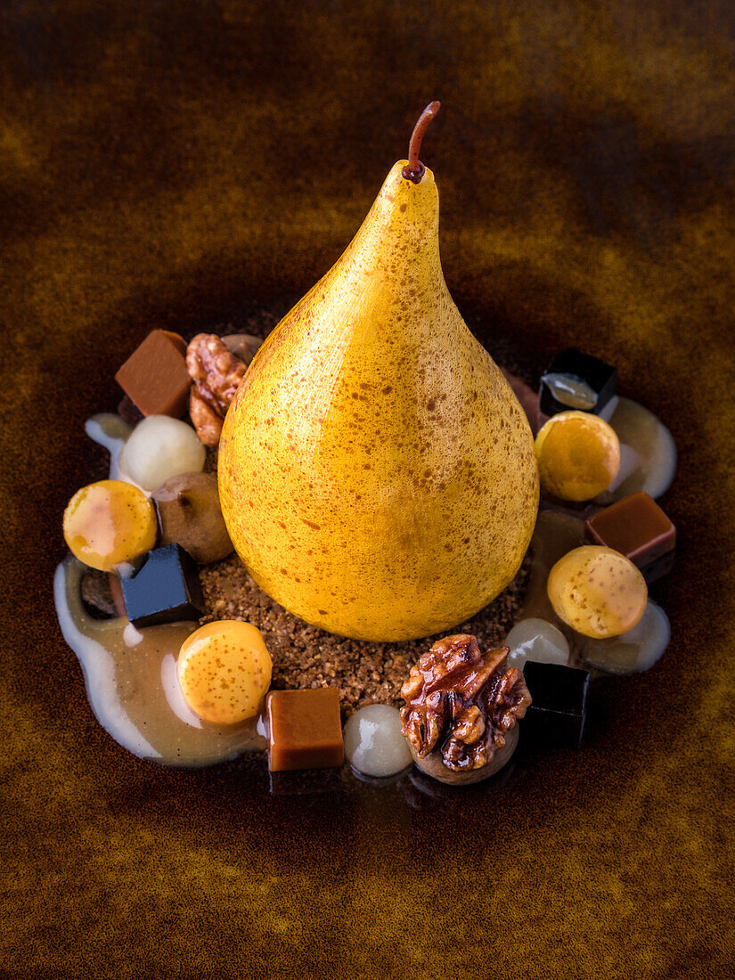Pears with malt, caramel and pralines