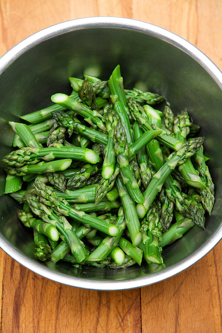 Green asparagus spears