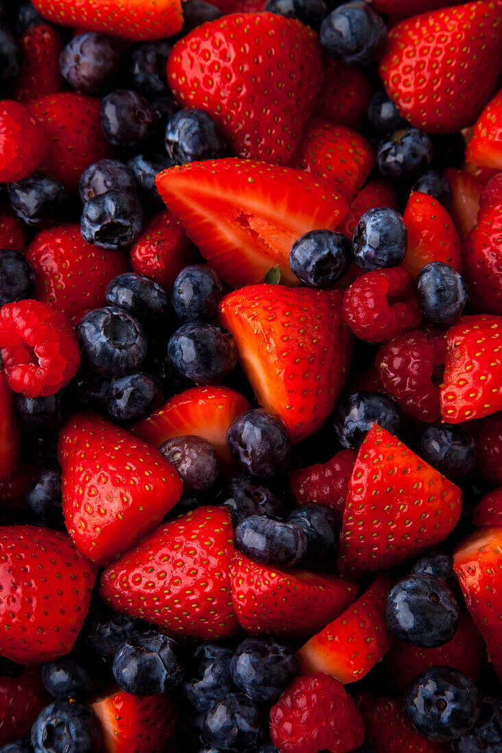 Erdbeeren, Heidelbeeren und Himbeeren (Bildfüllend)