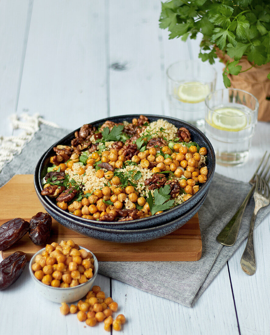 Couscous-Salat mit gerösteten Kichererbsen, Datteln und Nüssen