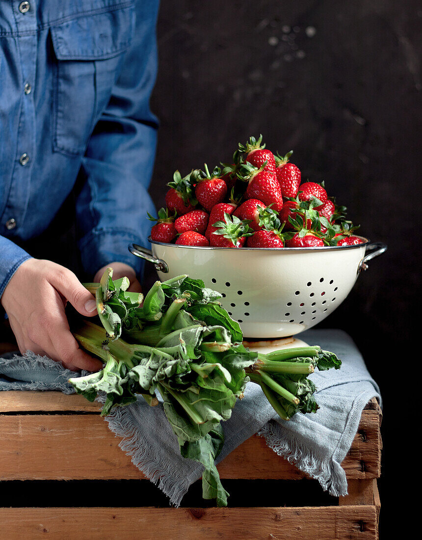 Frische Erdbeeren und Rhabarber