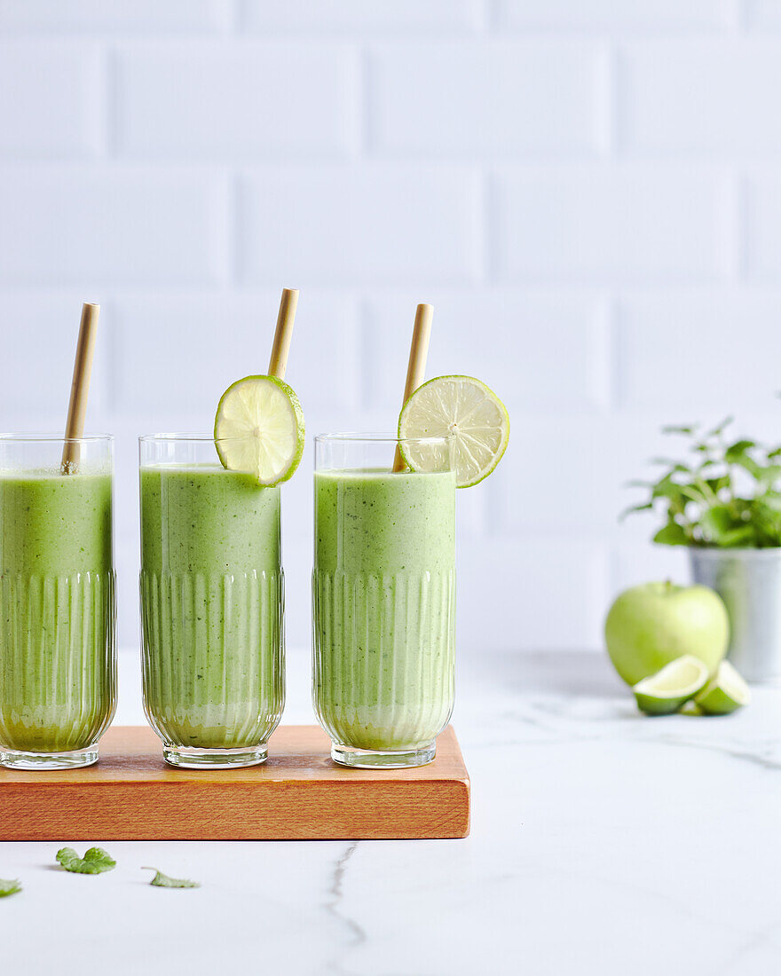 Grüner Smoothie mit Gurke, Avocado und Banane