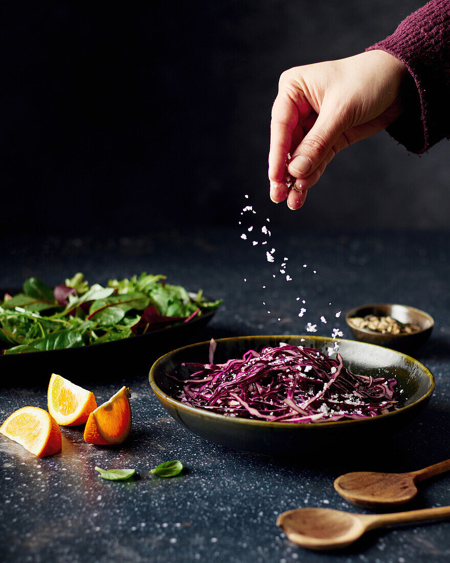 Salting red cabbage for raw vegetable salad