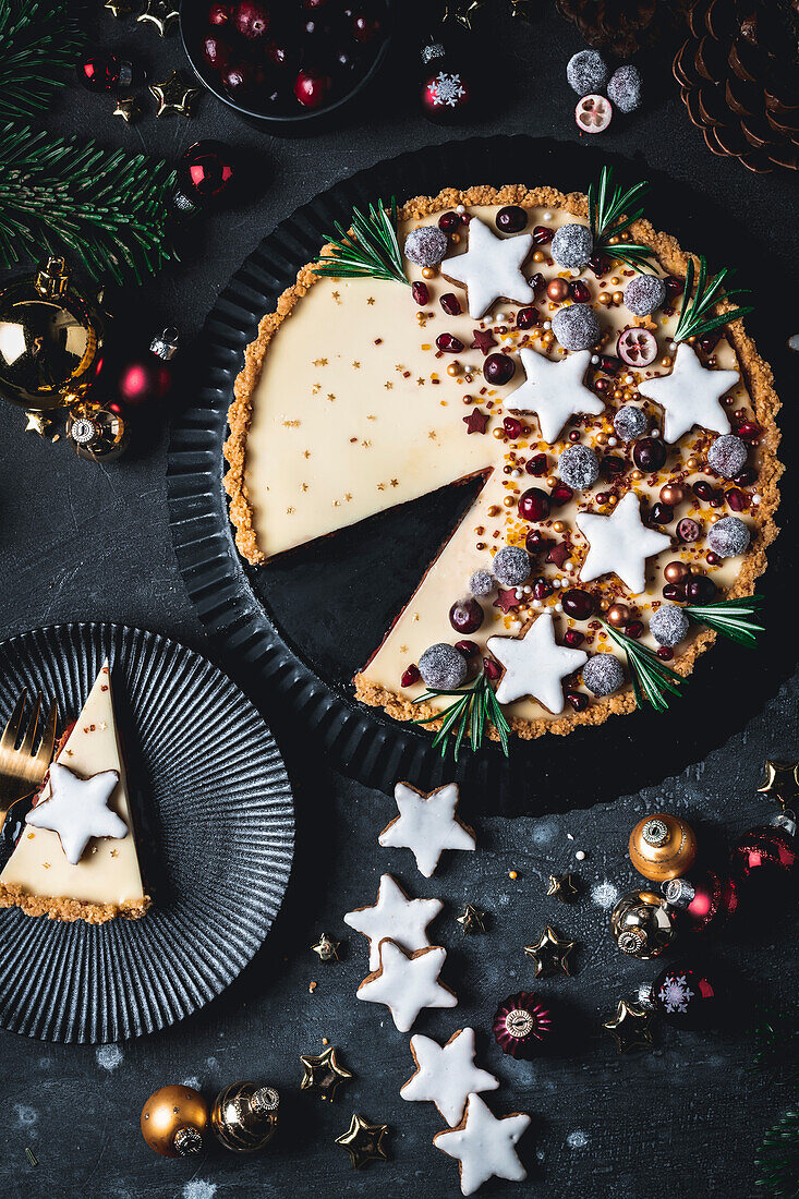Christmas speculoos panna cotta tart with cranberries