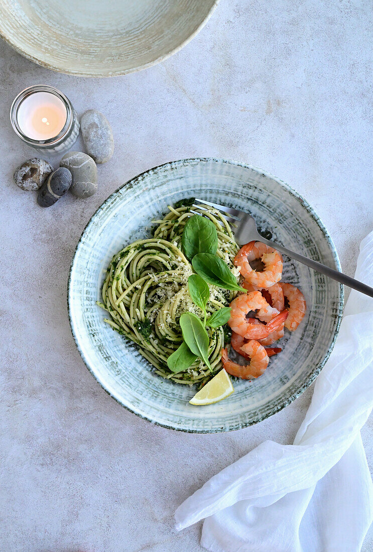 Spaghetti mit Spinat und Garnelen