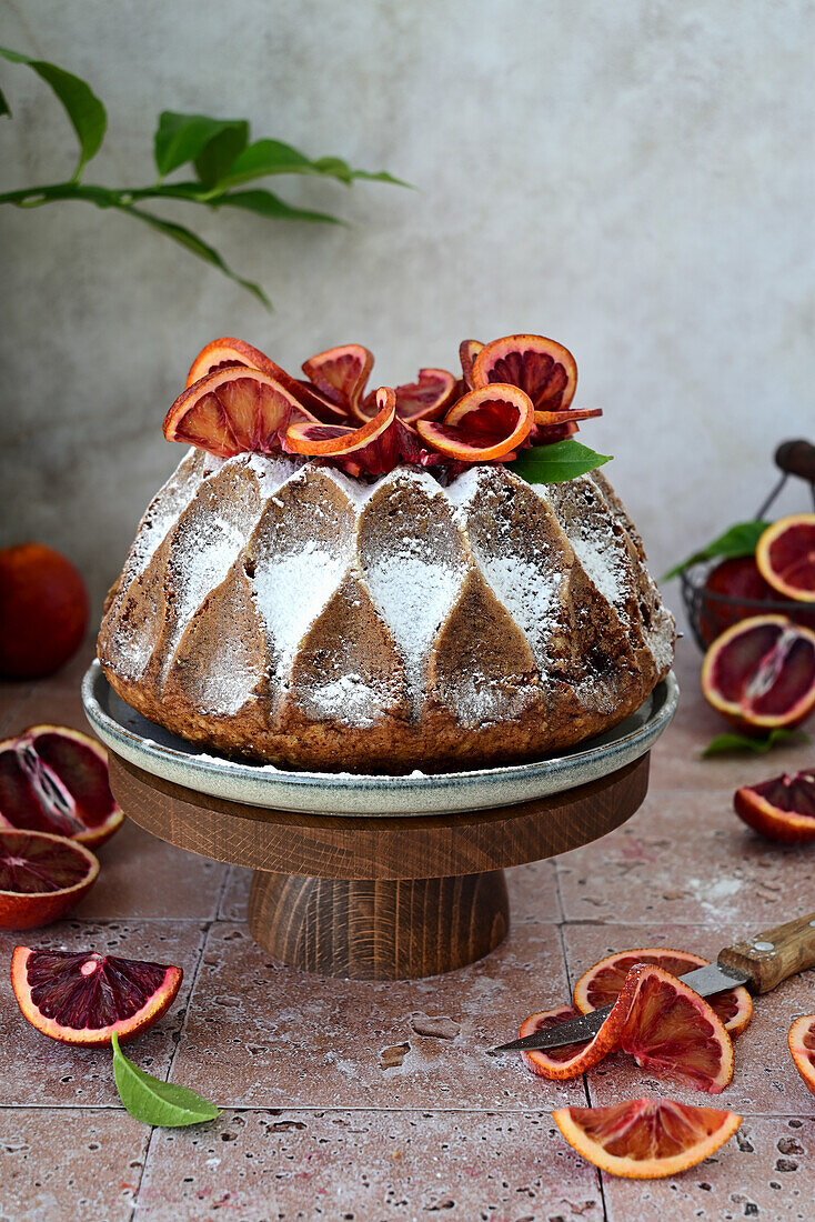 Karottenkuchen mit Orangenschale, getrockneten Kirschen und Nüssen