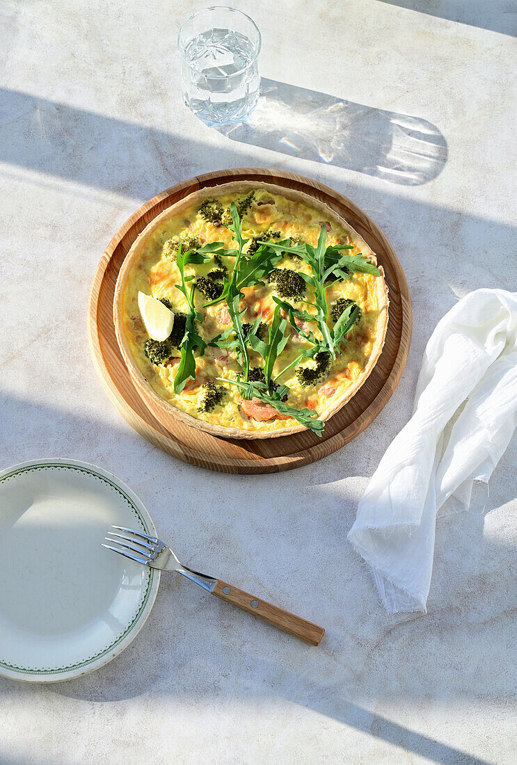 Quiche with salmon, broccoli and cheese