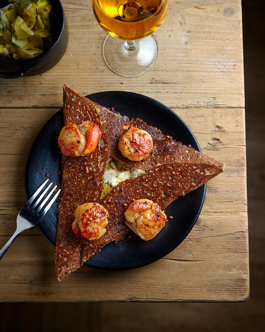 Galette mit Käsesauce und gebratenen Jakobsmuscheln