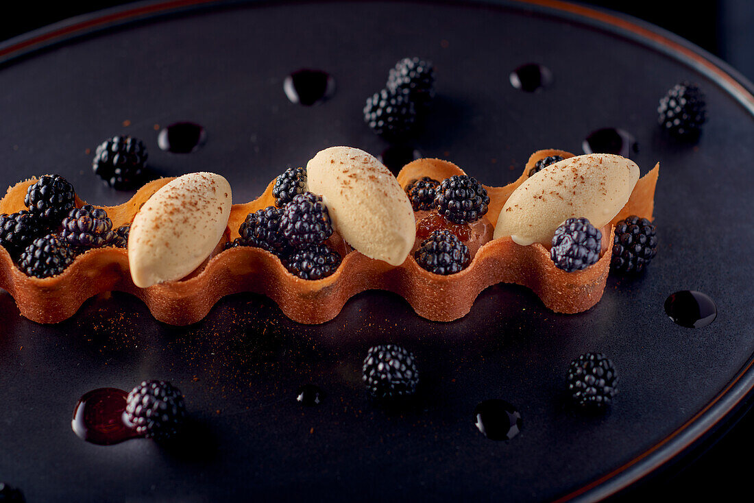 Blackberry waves with white chocolate mousse