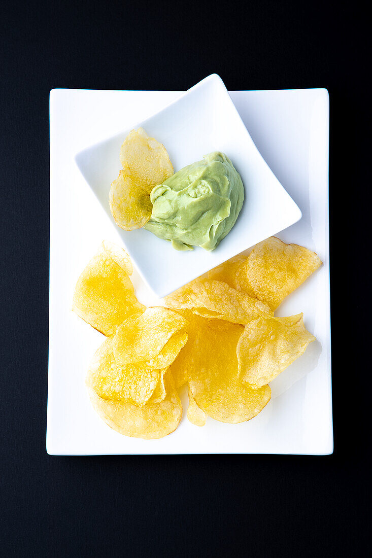 Crisps with avocado dip