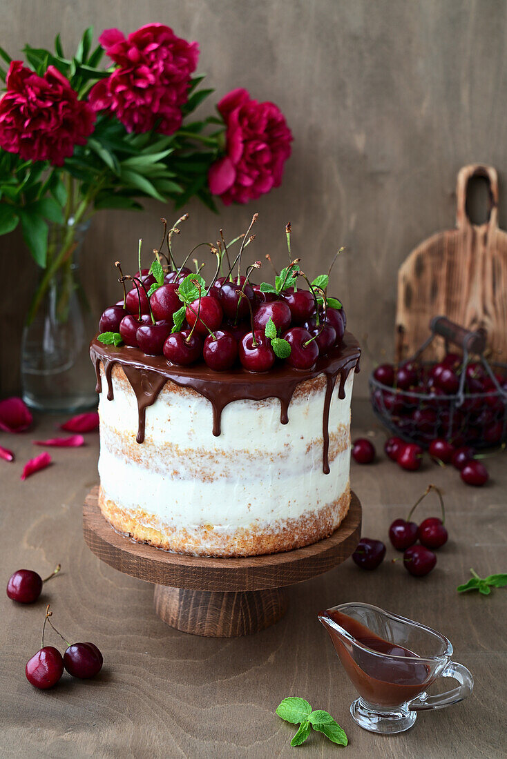 Biskuittorte mit Kirschmousse, Käsecreme und Schokolade