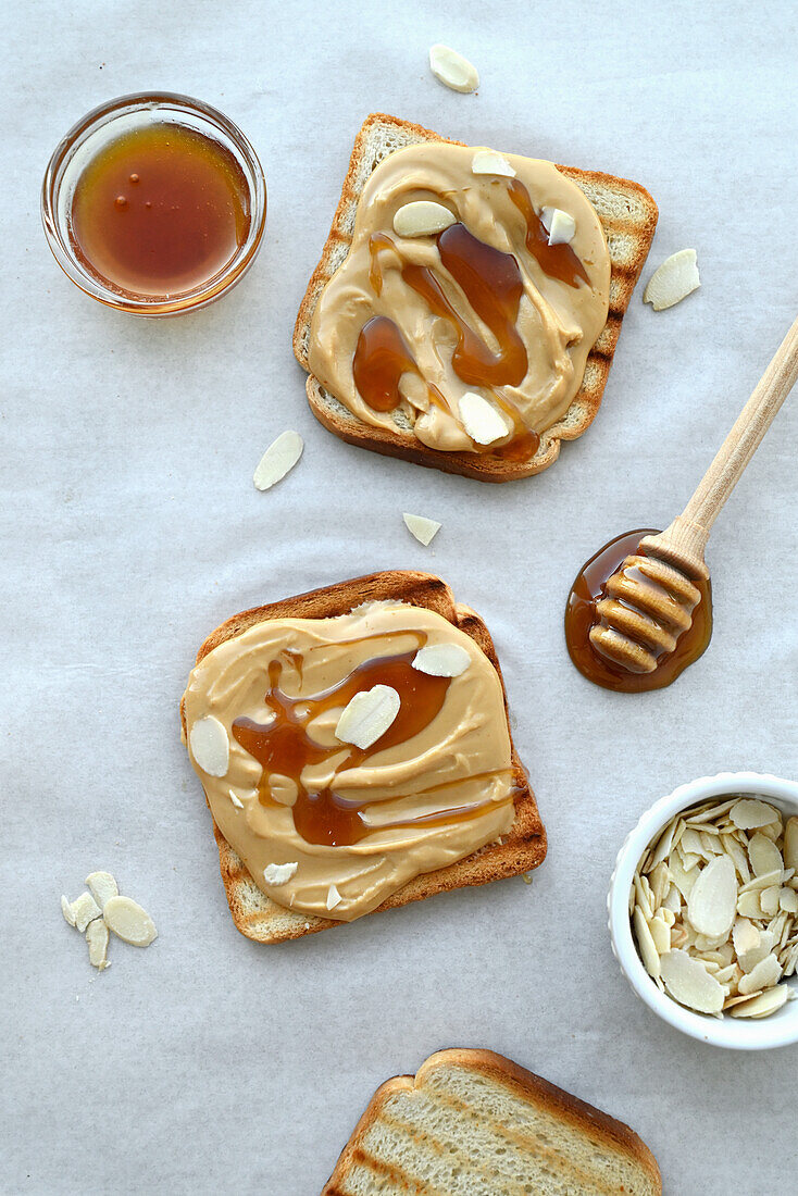 Toast mit Erdnussbutter und Honig