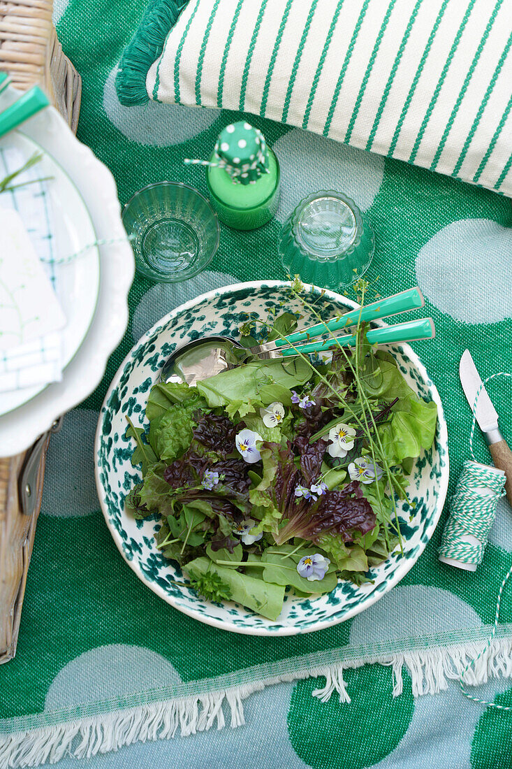 Gemischter sommerlicher Blattsalat mit Essblüten