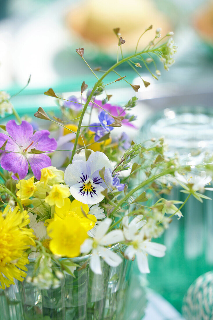 Frühlingssträußchen aus Wildblüten mit Löwenzahn, Storchschnabel und Hornveilchen