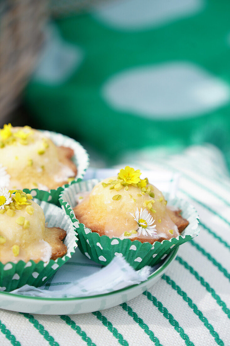 Muffins mit Pistazien und Essblüten (Schlüsselblumen und Gänseblümchen)